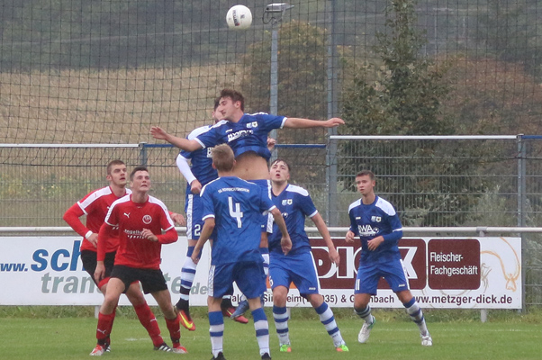 Jannis Weber köpft mit allem Einsatz den Ball aus der Gefahrenzone