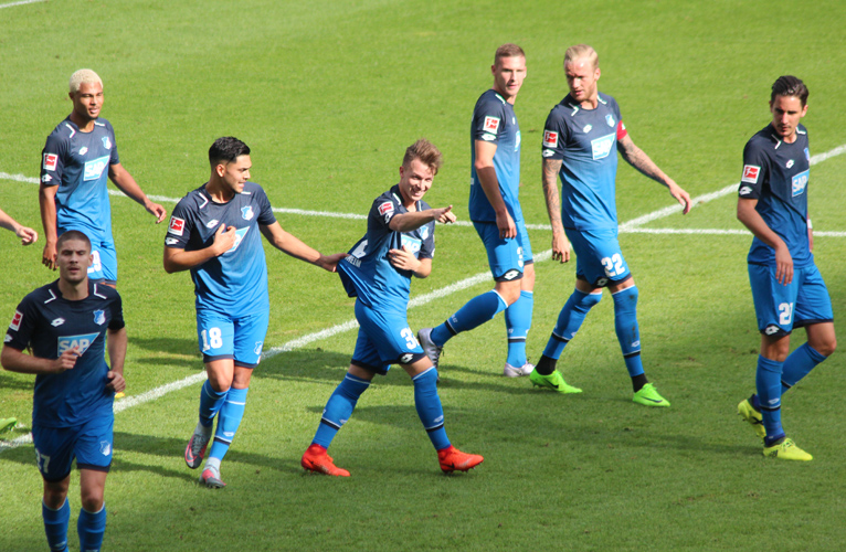 Dennis Geier freut sich über sein erstes Bundesligator im fünften Spiel