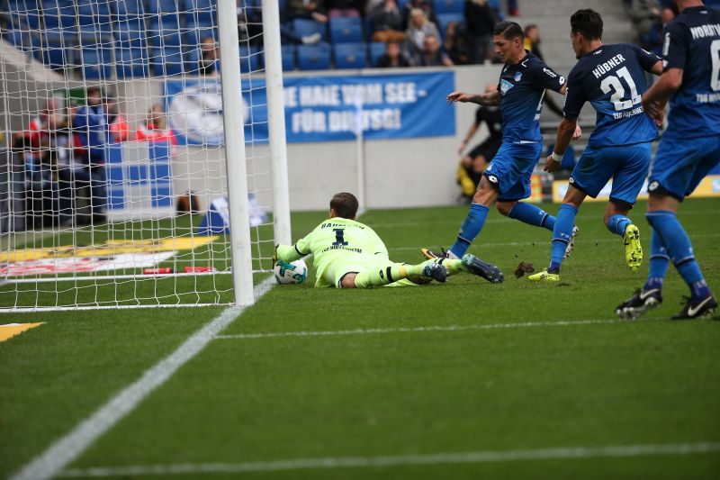 Oliver Baumann kann den Ball kurz vor der Torlinie noch festhalten