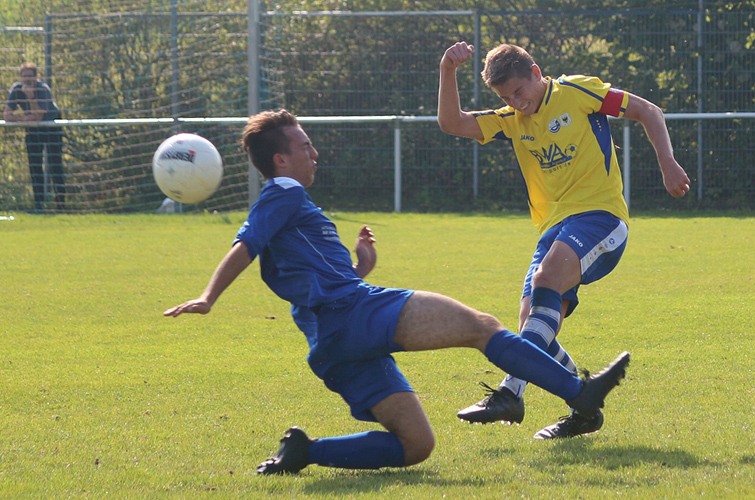 Nils Reißfelder (re.) behauptet sich in dieser Szene gegen seinen Gegenspieler