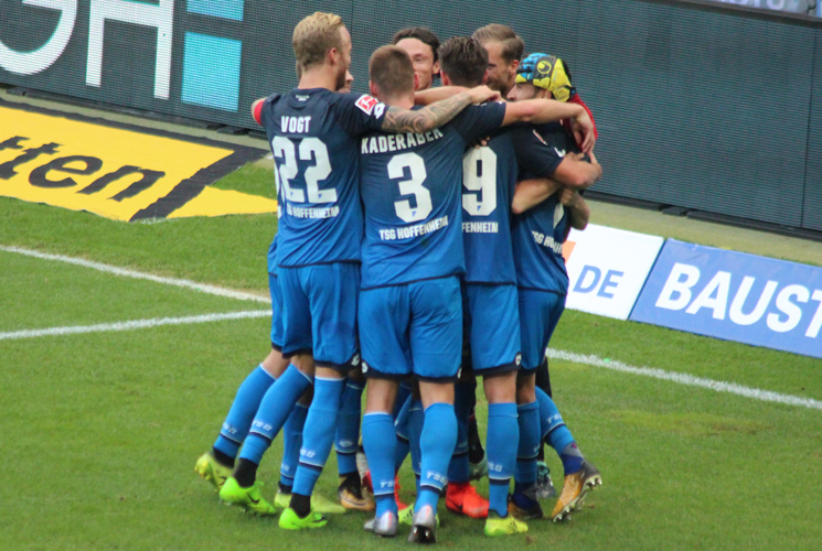 Gemeinsame Tor-Freude in Verbindung mit dem Sprung auf Platz 2