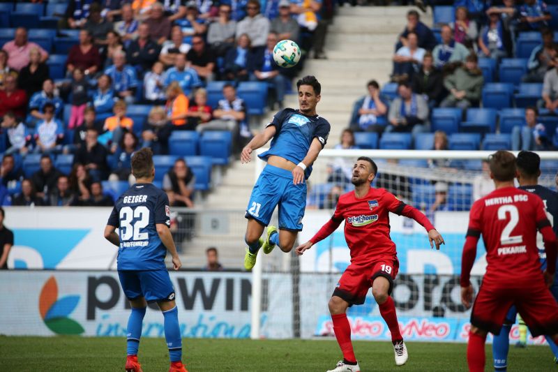 Benjamin Hübner springt am höchsten und klärt vor den Berliner Gegenspielern