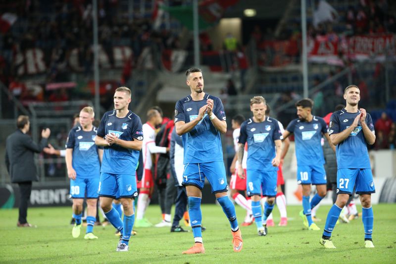 Enttäuschte Hoffenheimer bedanken sich bei den Fans für deren lautstarke Unterstützung.