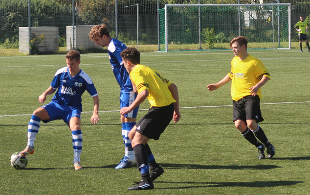 Ruben Bernhard (li.) schirmt den Ball vor seinem Gegenspieler ab