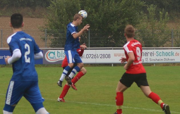 Luca Schinkamm klärt per Kopf