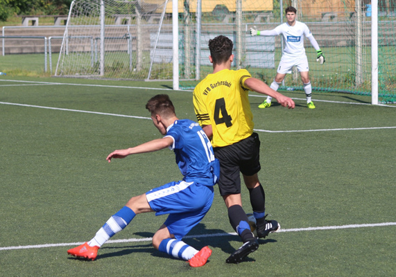 Sandro Bohland (li.) kommt hier zu spät