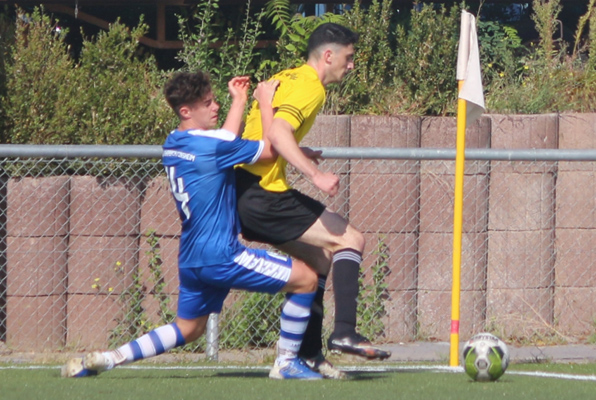 Michael Rohfleisch (li.) im Zweikampf