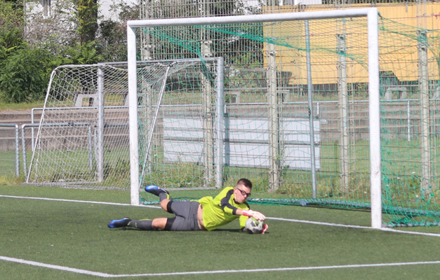 Johannes Dumke entschärft einen Torschuss