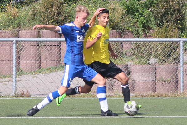 Luca Schinkmann (li.) im Zweikampf