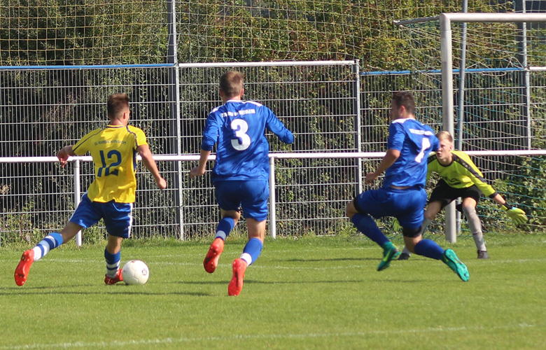 Sandro Bohland mit der ersten großen Chance für die SG