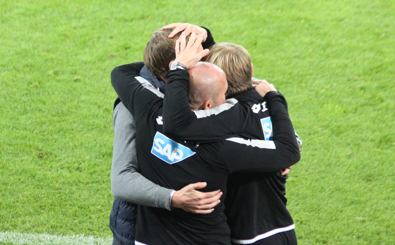 Hoffenheims Trainerteam liegt sich nach dem Abpfiff in Mainz in den Armen
