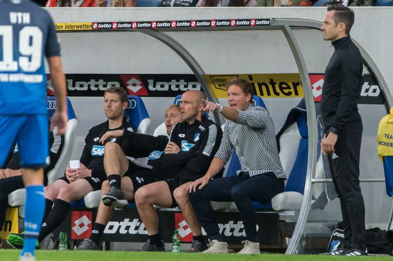 Engagiert gibt TSG-Coach Julian Nagelsmann Anweisungen auf das Spielfeld