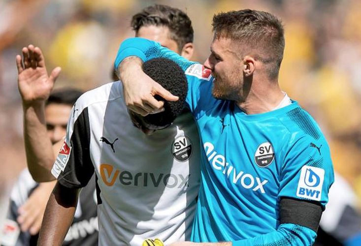 Lobende Worte an den Mitspieler von Marcel Schuhen (re.)