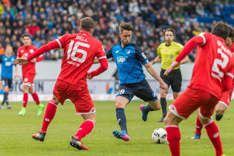 Hoffenheims treffsicherster Stürmer Mark Uth beim Torschuss auf das Mainzer Tor