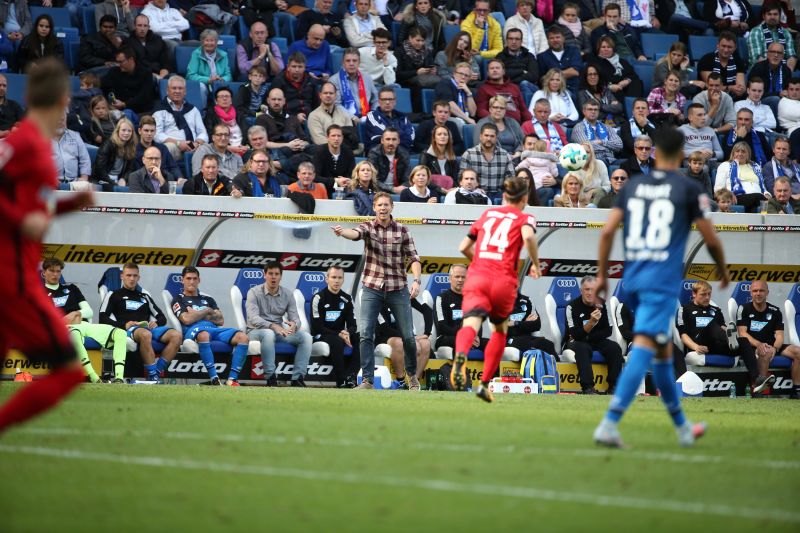 Julian Nagelsmann mit lautsparken Anweisungen an seine Spieler