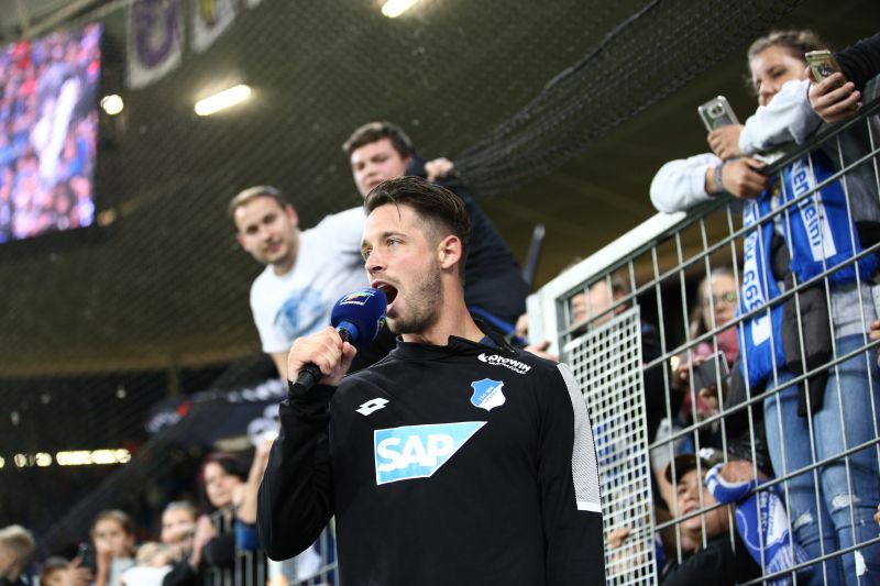 Uth am Zaun mit dem Megafon