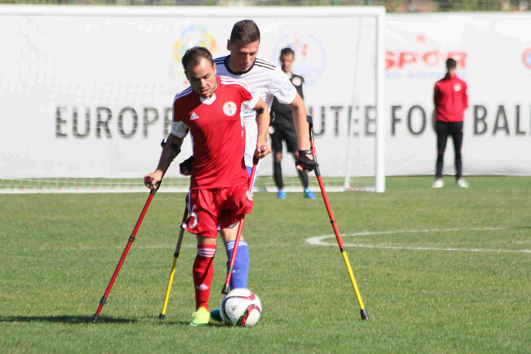 Der deutsche Spieler Florian Fischer will sich den Ball erkämpfen