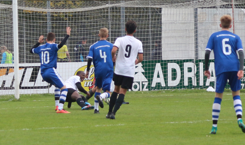 Eine strittige Szene führt zum Strafstoß. Angreifer Sidibe fällt geschickt im Zweikampf.