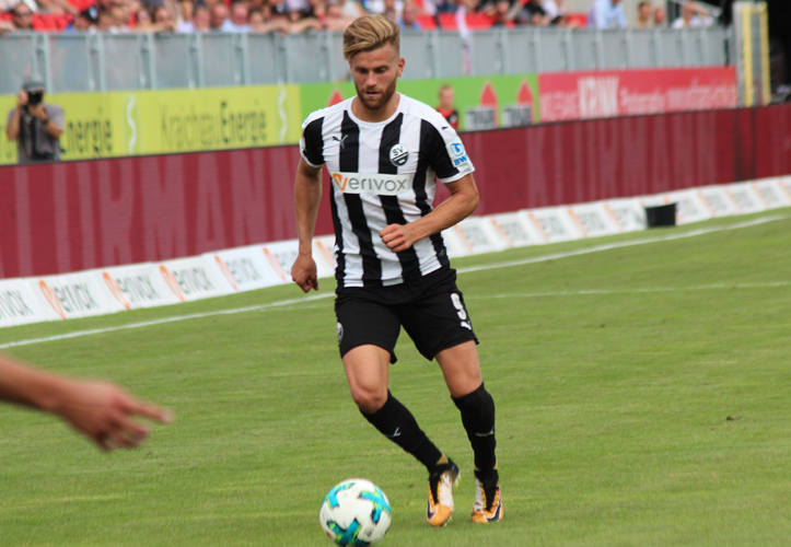 Sandhausens torgefährlicher Stürmer Lukas Höler setzt an zum Dribbling