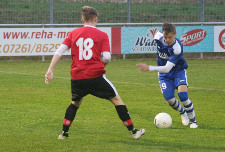 Dominik Schock (re.) versucht Luca Wieland zu umspielen