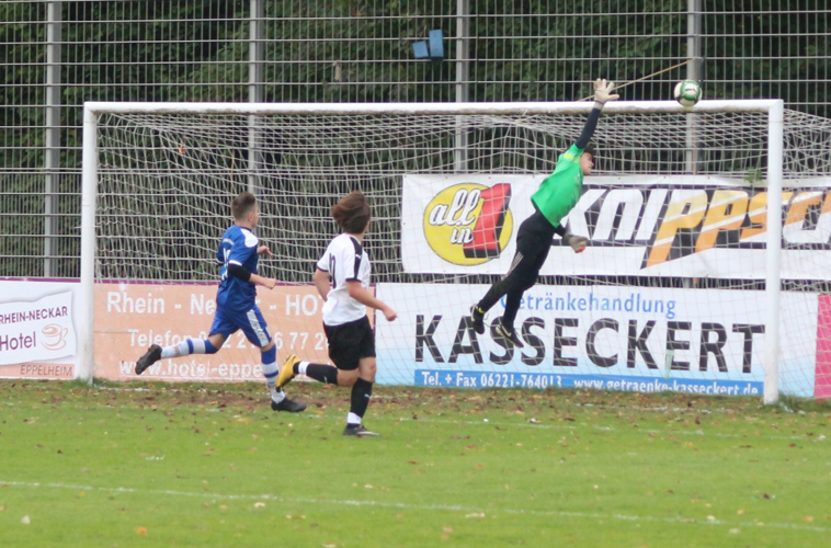 Die große Siegchance kurz vor dem Ende für Rohrbach/Sinsheim. Ein Freistoß von Jannis Weber klatscht ans Lattenkreuz.