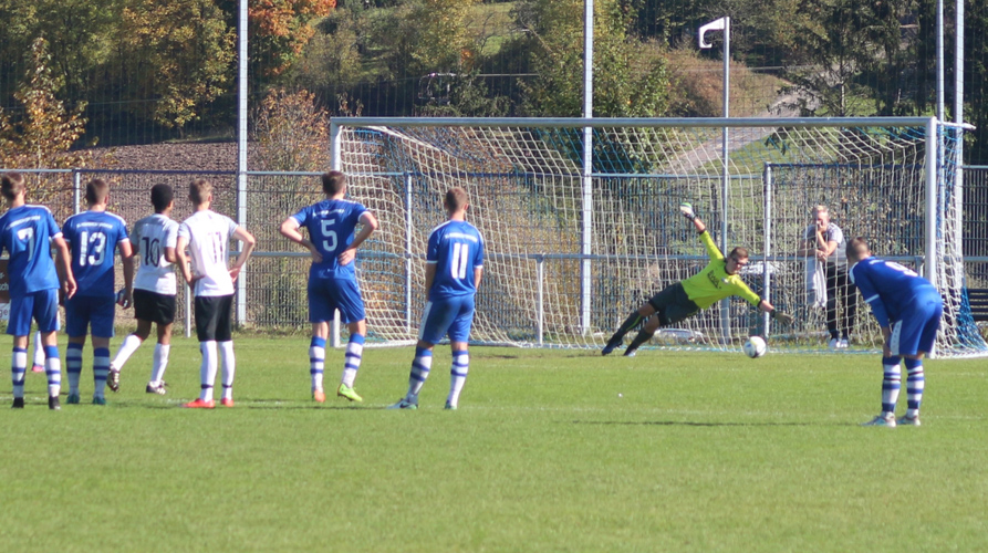 Die Gäste können die große Chance zur Führung per Strafstoß nicht nutzen. Der Ball prallt an den Pfosten.