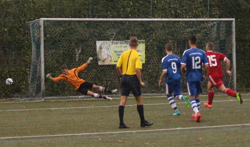 Ein Freistoß von Dennis Bauer fehlt knapp sein Ziel