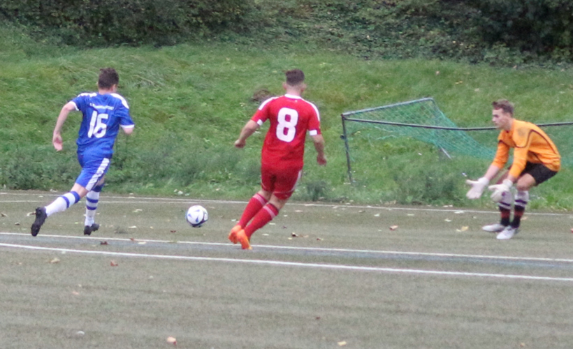 Niklas Jauß scheitert am Keeper der Gastgeber