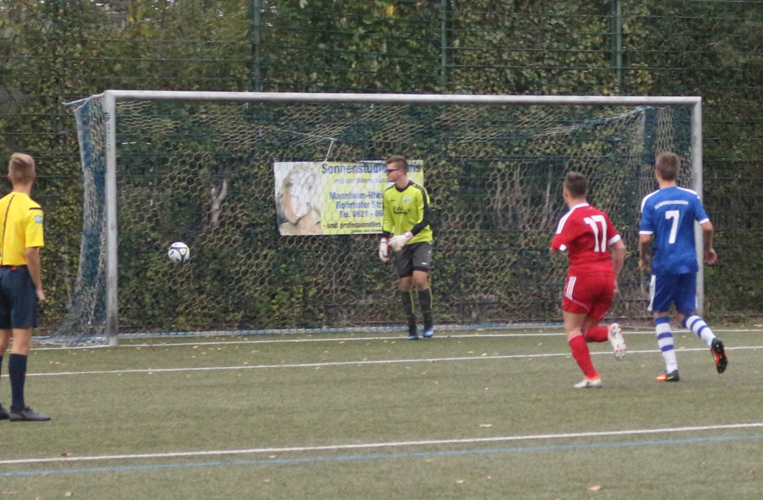 ... zum Entsetzen von Torhüter Dumke zum 1:0 ins Netz