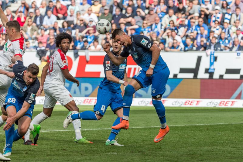 Sandro Wagner versucht sich hier gegen Augsburg per Kopfball entscheidend in Szene zu setzen