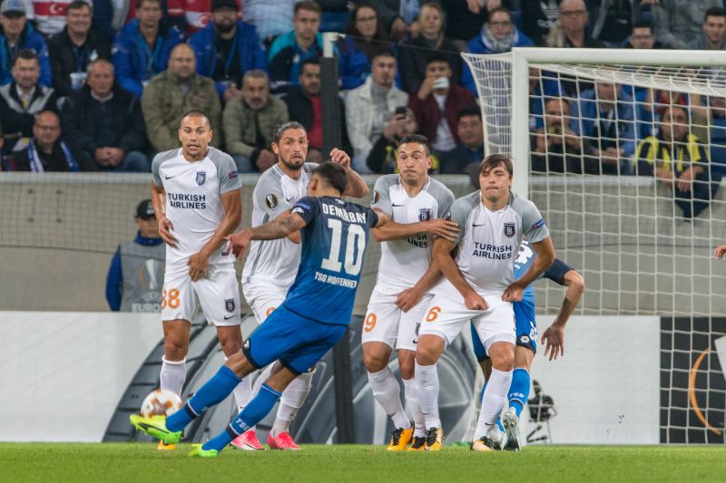 Ein Freistoß von Kerem Demibay landet auf dem Tornetz