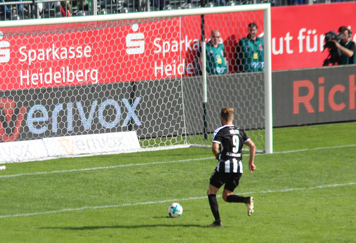 Höler schiebt einsam und allein den Ball über die Torlinie zum 2:0