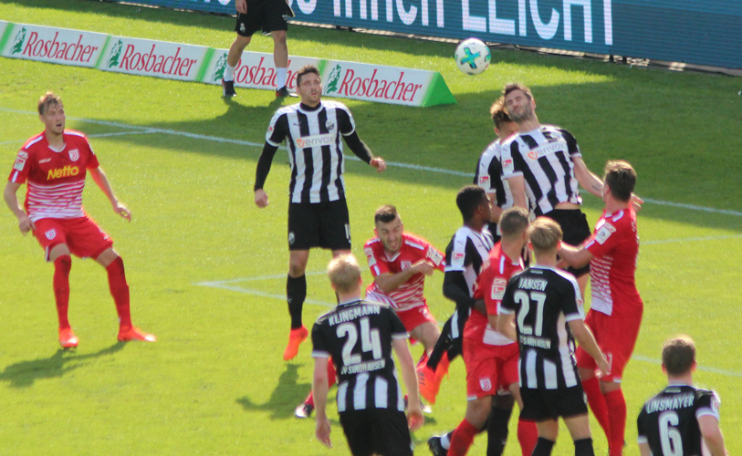 Dichtes Strafraumgedränge vor dem Sandhäuser Tor