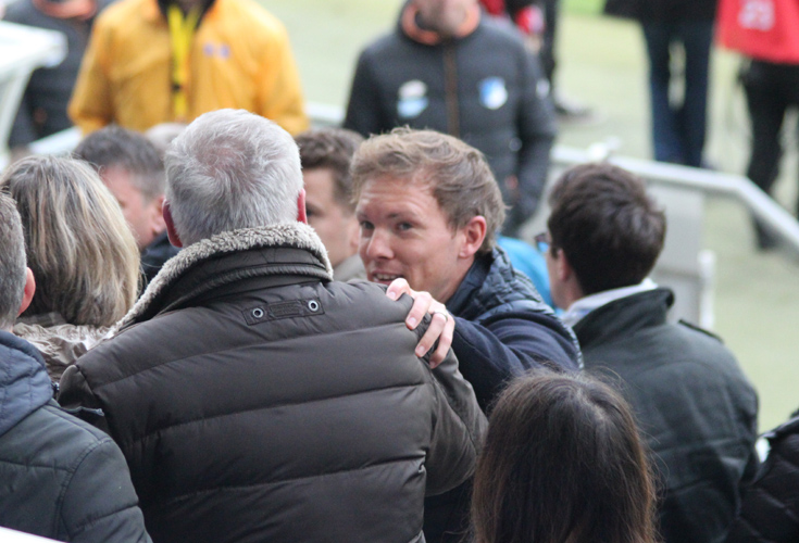 Juian Nagelsmann entschuldigt sich bei einem Fan, der er zuvor mit einer Plastikflasche am Kopf traf