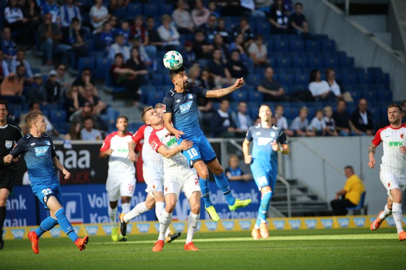 Demirbay steigt hoch und gewinnt das Kopfballduell