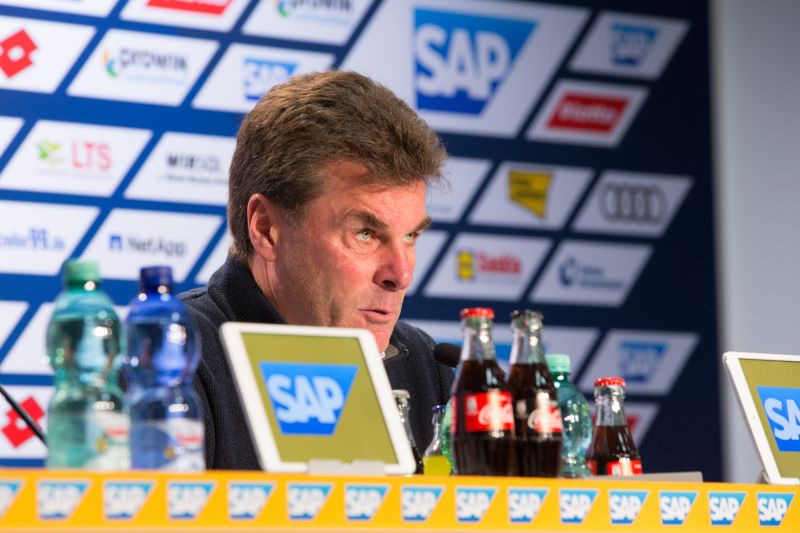 Gladbach-Trainer Dieter Hecking schämt sich für das Verhalten einige Gladbachfans