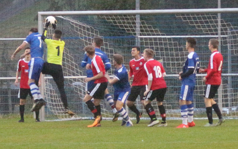 Der VfB-Keeper Neumann krallt sich das Leder