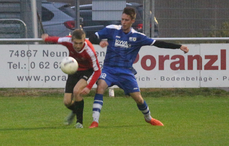 Sandro Bohland (re.) im Zweikampf