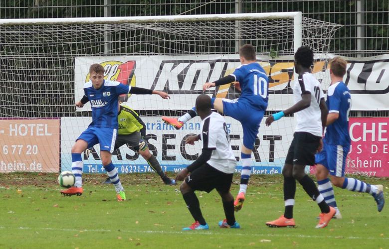 Gennaro Reinhart klärt per Fußabwehr