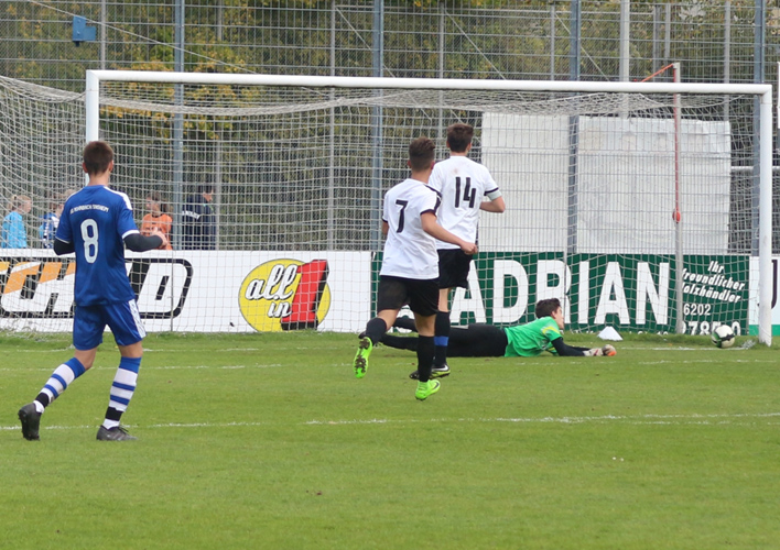 Luis Klingmanns Schuss kann Torhüter Heinrich zur Ecke lenken