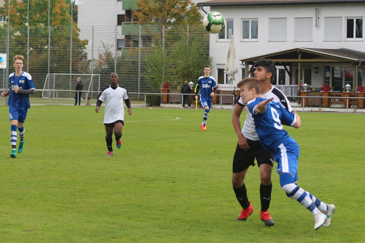 Dominik Schock beim Kopfballduell