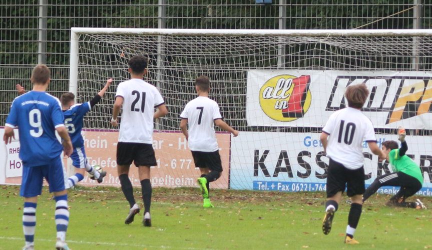 Niklas Jauß kommt um Zentimeter zu spät an den Ball