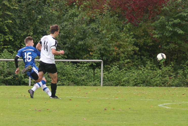 Niklas Jauß lupft den Ball gefühlvoll ...