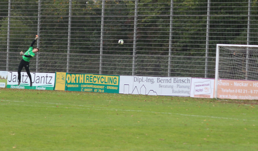 ... über den herauseilenden Torhüter zum 2:3-Anschlusstreffer