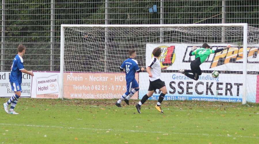 Ein Freistoß von Jannis Weber landet amLattenkreuz