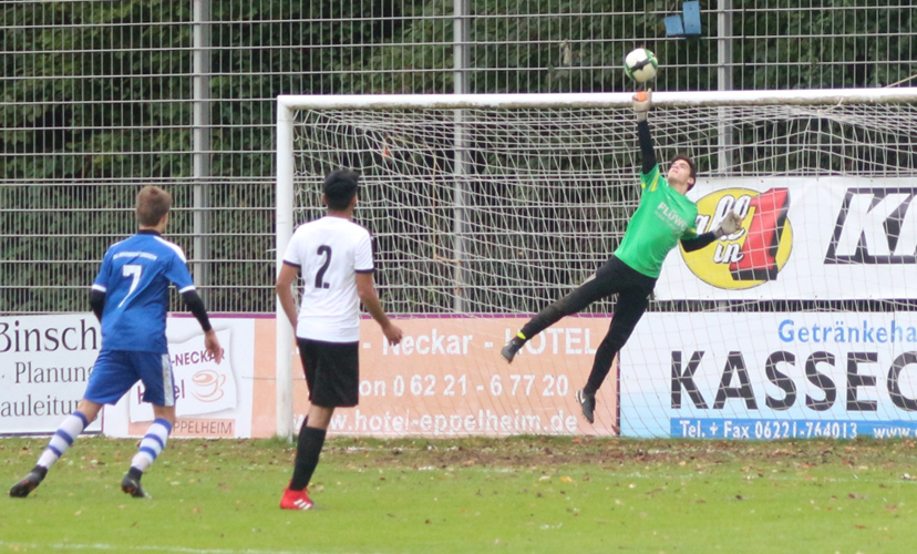 Ein Schuss von Reißfelder pariert Torhüter Heinrich in der Nachspielzeit