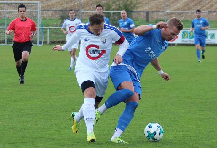 Rico Unser (li.) im Zweikampf