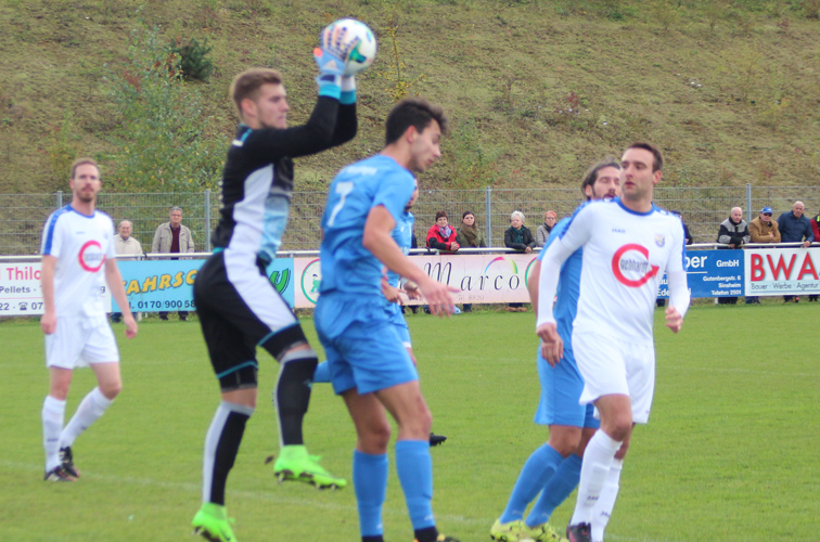 SV-Keeper Stefan Scholl fängt eine Flanke sicher