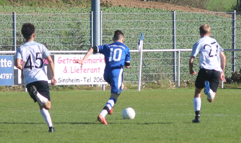 Dennis Bauer in Richtung gegnerischem Tor