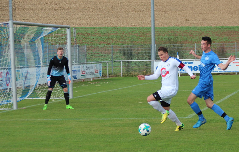 Rico Unser (Mitte) klärt